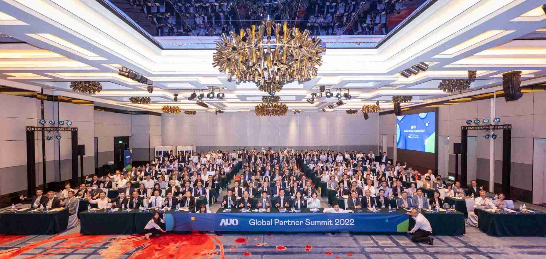 友達推動「安心、、、、創新、、、、用心、、同心、、、盡心」五星職旅，，為菲籍員工打造全方位照護，，，首度贏得「人權實踐與發展領袖獎」殊榮