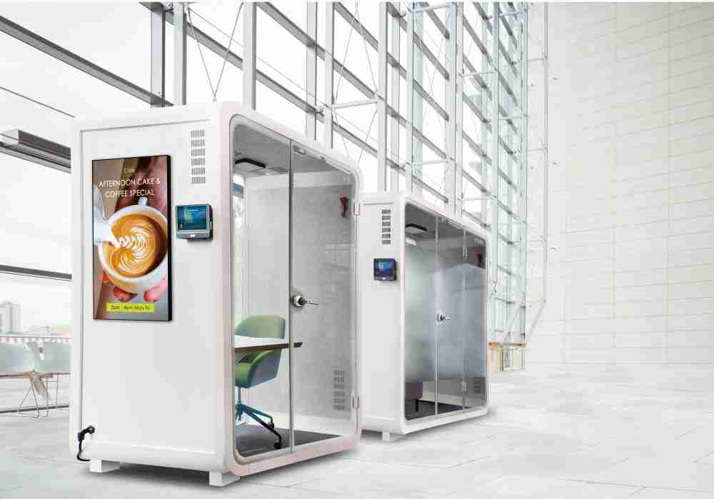 918.COM子公司达擎之智慧行动办公舱，，采用PDLC智能调光玻璃设计，，，透过通电与断电的电流切换，，，呈现透明与雾面效果，，，具节能降耗特性并兼顾隐私，，，确保信息安全