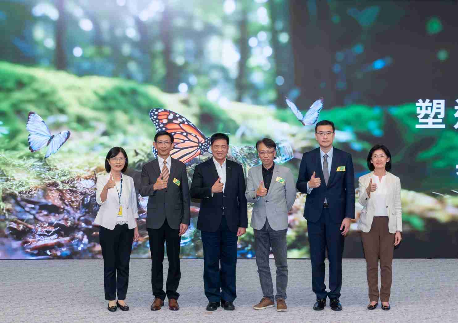 友達2023 CSR共榮大會，，，邀請領域專家分享交流生物多樣性管理趨勢、、、無塑產品、、、海廢永續塑料等議題  （圖左到右：友達光電永續長古秀華、、3M台灣技術長陳君杰、、、、友達光電董事長暨集團策略長彭双浪、、、光寶科技企業永續發展處處長陳慶暉、、、安永聯合會計師事務所執業會計師曾于哲、、友達光電供應鏈總部副總經理吳宜芳）