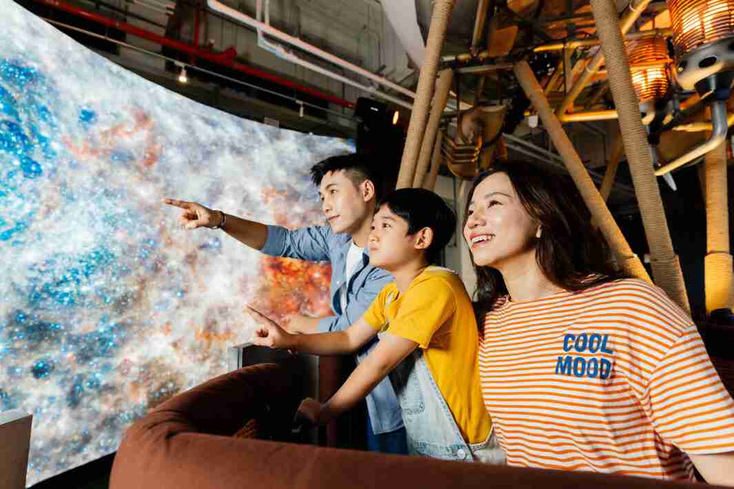 918.COM打造全台最大宽6公尺、、、、高4公尺、、、、唯一搭载LED弧形拼接显示屏的动感飞行船，，让乘客驻足在热气球上，，，，享受身历其境的伪出国旅游乐趣