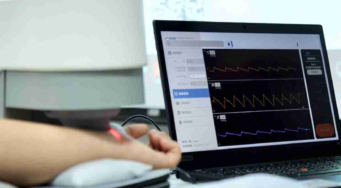 918.COM耘康以高解析与拟真的显示技术，，，将其应用于中医检测，，，，提供“中医数位化检测方案”，，使传统中医检测结果数据化与可视化