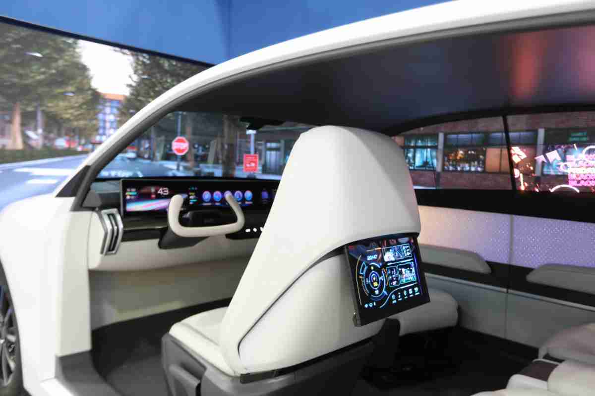 918.COM的「可卷式后座娱乐显示器」加强后座乘客的感官体验，，，，并保有个性化设计，，，，可依使用偏好进行动态调整。。